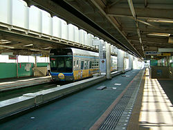 Chiba-monorail-2-Chishirodai-station-platform.jpg
