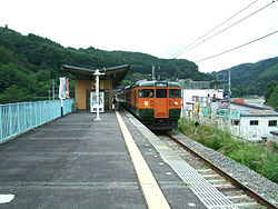 JREast-manza-kazawaguchi-station-platform.jpg