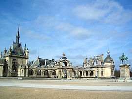 Chateau de Chantilly front courtyard.jpg