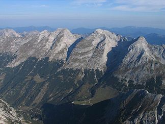 The Vogelkarspitze, Östliche Karwendelspitze, Grabenkar and Grabenkarspitze (far right) from the south