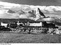 Bundesarchiv Bild 135-S-01-10-18, Tibetexpedition, Landschaftsaufnahme, Gebäude.jpg
