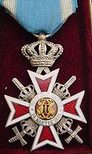 Orde van de Kroon van Roemenie met Zwaarden na 1932.jpg