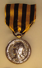 Medaille du Dahomey Loi du 12 Novembre 1892 detail.jpg