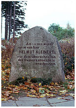 A roughly dressed block of granite, about waist-high, the inscription reading "Am 1.8.1963 wurde 150 m von hier HELMUT KLEINERT vor dem Überschreiten der Demarkationslinie eschossen".