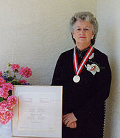 Marie Warder with the Canada Volunteer Medal of Honour
