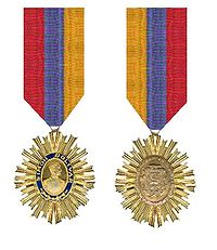 De Orde van de Bevrijder Venezuela Ridderkruis voor en achterzijde met het lint.jpg