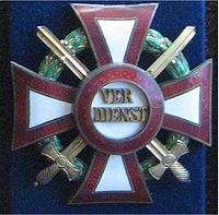 Militärverdienstkreuz mit Kriegsdekoration und Schwertern.jpg