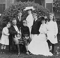 Theodore Roosevelt and family, 1903.jpg