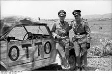 Bundesarchiv Bild 101I-421-2075-24, Nordafrika, Hans-Joachim Marseille neben VW-Kübelwagen.jpg