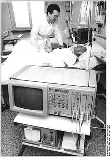 Bundesarchiv Bild 183-1986-0430-004, Dresden, Patientenbetreuung mit Monitorsystem.jpg