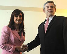 Christina Fernández shaking hands with Gordon Brown