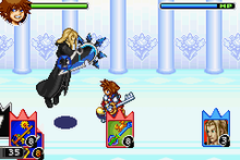 In the hallway of a palace, a spike-haired boy wearing red clothes and yellow shoes holds a large key, while a long-haired blonde man in black clothes holding a shield floats besides him.  At the top of the image are two bars with the faces of the characters beside them. At the bottom of the image are three areas with cards shaped like rectangles with three spikes at the top, being respectively the decks of the player and the computer, and the card currently in use.