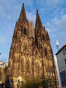 Cologne cathedral at dusk.jpg
