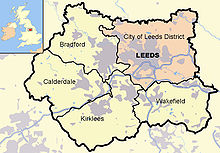 This map shows the locations of Leeds (coloured pink) and the other four metropolitan boroughs of West Yorkshire (clockwise from Leeds: Wakefield, Kirklees, Calderdale and Bradford). County and borough boundaries are black, urban areas grey, motorways blue with white stripe, rivers and bodies of water light blue. An inset shows a map of Great Britain with the location of West Yorkshire highlighted.