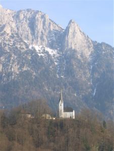 Church of St. Nicholas in Ebbs, with the Naunspitze (right)