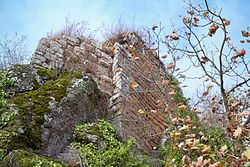 67 Oberhaslach, château de Hohenstein les murs du logis.jpg
