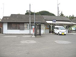 Choujamachi-station-stationhouse-2007.jpg