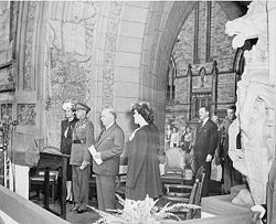 Return to Ottawa on 7 August 1945 of General H.D.G. Crerar D.S.O. after World War II. (L-R): Mrs. Crerar, General Crerar, Rt. Hon. William Lyon Mackenzie King, Mrs. H.Z. Palmer