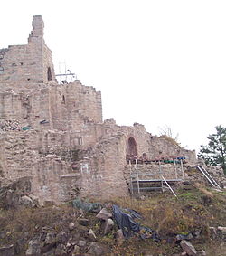 France Otrott Kagenfels castle during 2009 restoration 1.jpg