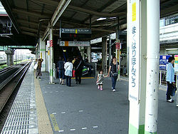 JREast-Sobu-line-Makuhari-hongo-station-platform.jpg