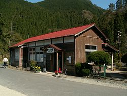 JRW imbi line Mimasaka-kawai station.jpg