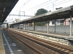 Keikyu-Mutsuura Station-platform.jpg