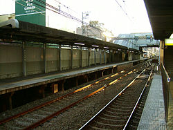 Keikyu-railway-main-line-Namamugi-station-platform-1.jpg