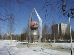 Kosmos2000 monument in Mirny.JPG