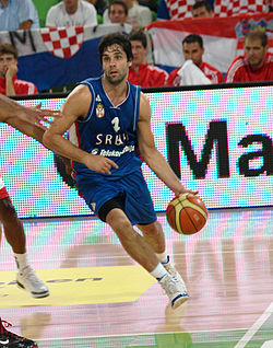 Teodosić playing with the Serbian national team.