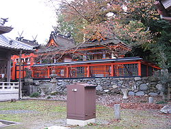 Niukanshoubu jinja honden.jpg