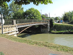 Pont sur canal Chelles.jpg