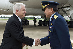 Robert Gates greeted by Air Chief Marshal Chalit Pookpasuk.jpg