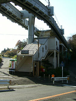 Shonan-monorail-Mejiro-yamashita-station-entrance.jpg