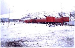 The Argentine station Corbeta Uruguay in 1981.  It consists of a number of red buildings fixed on stilts and numerous aerials scattered around