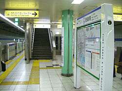 Toei-I16-Nishi-sugamo-station-platform.jpg