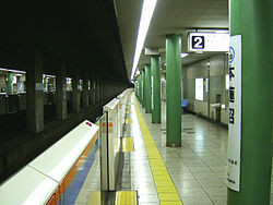 Toei-I20-Motohasunuma-station-platform.jpg