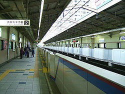 Toei-I24-Nishidai-station-platform.jpg