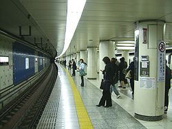 Toei-monzen-nakacho-platform.jpg