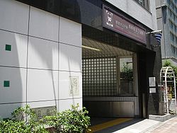 Toei-nishi-shinjuku-5chome-A1-entrance.JPG
