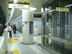 TokyoMetro-F11-Nishi-waseda-station-platform.jpg