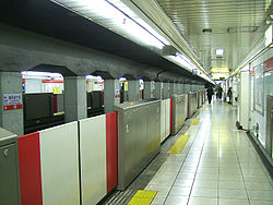 TokyoMetro-M02-Minami-asagaya-station-platform.jpg