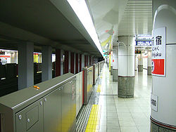 TokyoMetro-M07-Nishi-shinjuku-station-platform.jpg