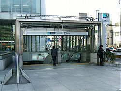 TokyoMetro-nakano-sakaue-1-entrance.jpg