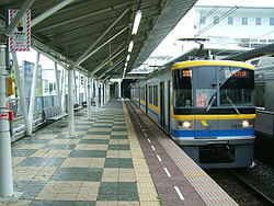 Tokyu-railway-Kodomonokuni-line-Nagatsuta-station-platform.jpg