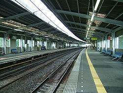 Tokyu-railway-den-en-toshi-line-Miyamaedaira-station-platform.jpg
