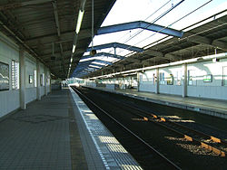 Toyo-kosoku-Murakami-station-platform.jpg