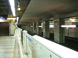 Yokohama-municipal-subway-B13-Maita-station-platform.jpg