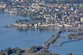 Rapperswil - Rapperswil as seen from Etzel mountain: Capuchin monastery to the left, Rapperswil castle and St. John's church in the background, Lake Zürich harbour and Altstadt in the foreground respectively Seedamm, wooden bridge and upper Lake Zürich to the right (October 2010)