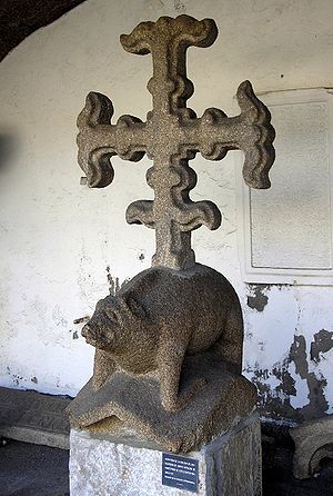 Acroteira da igrexa do mosteiro de Santa Catalina (Montefaro).JPG