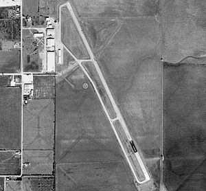 Coleman Municipal Airport-TX-18Dec1994-USGS.jpg